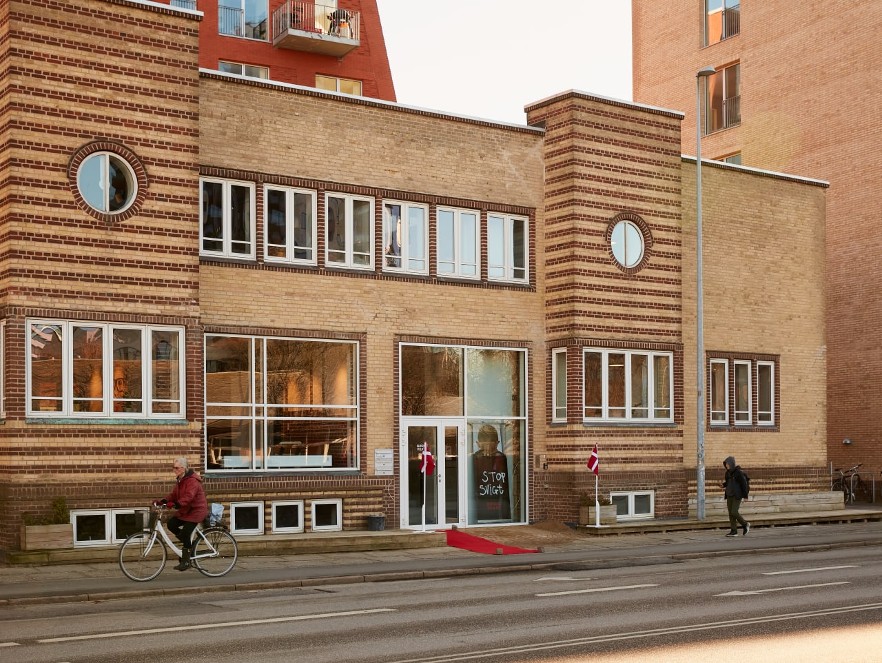 boerns vilkaar bygning med flag