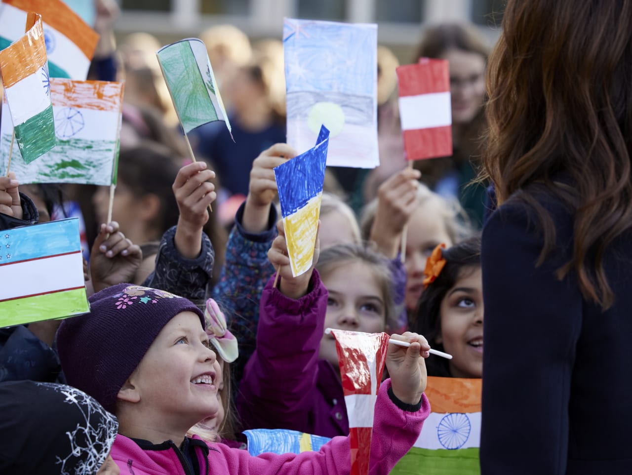 International_Skole_boernene vifter med flag