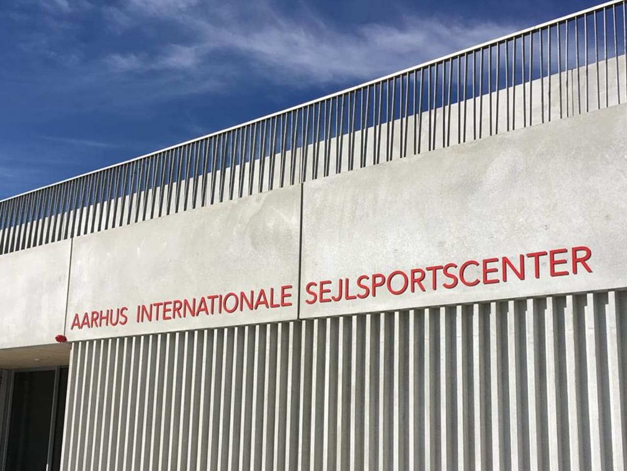 aarhus internationale sejlsportscenter skilt med navn