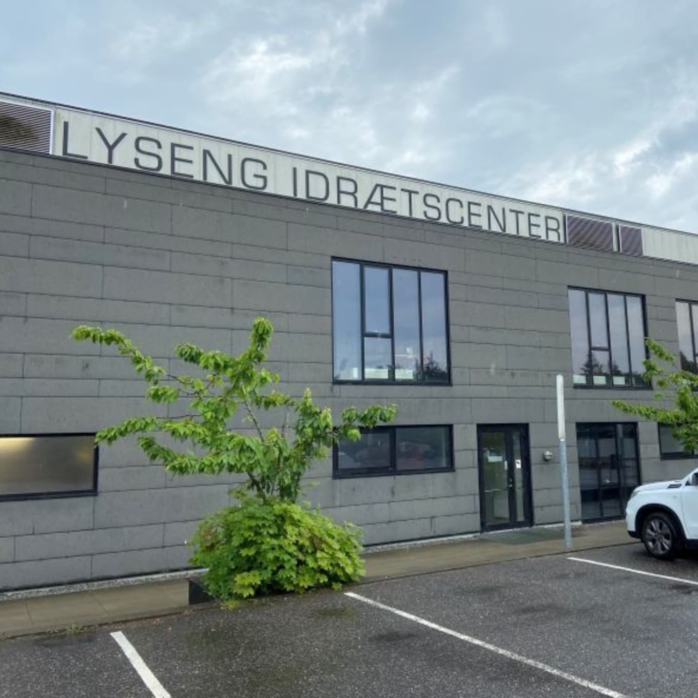 lyseng idraetscenter indgang med skilt