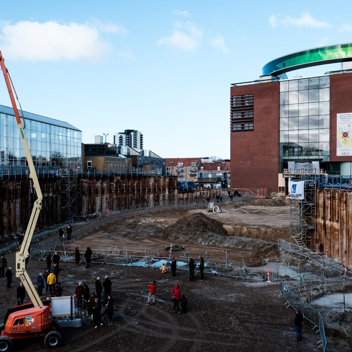 aros aaben byggeplads med kran i hullet