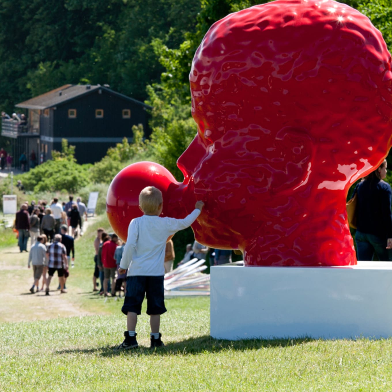 sculpture by the sea roed skulptur Foto Visit Aarhus