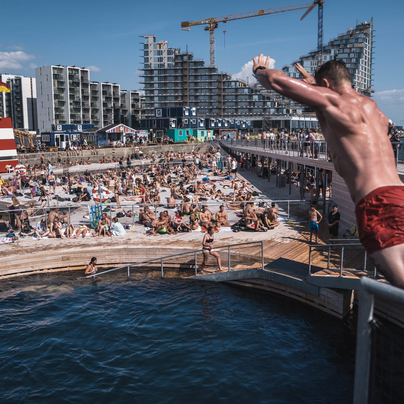 havnebadet aarhus mand hopper ned i vandet