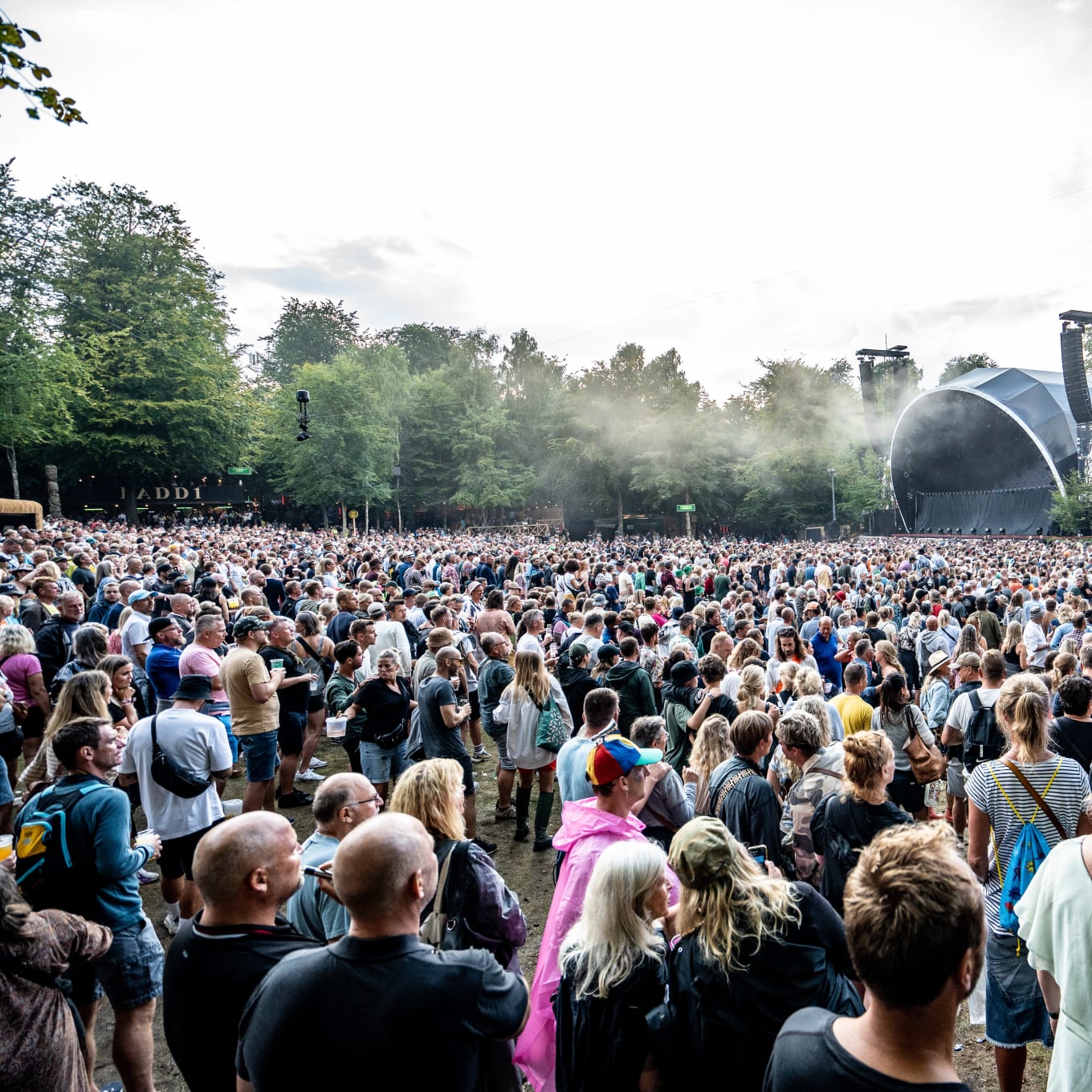 festivalstemning paa smukfest med mange mennesker foran scene