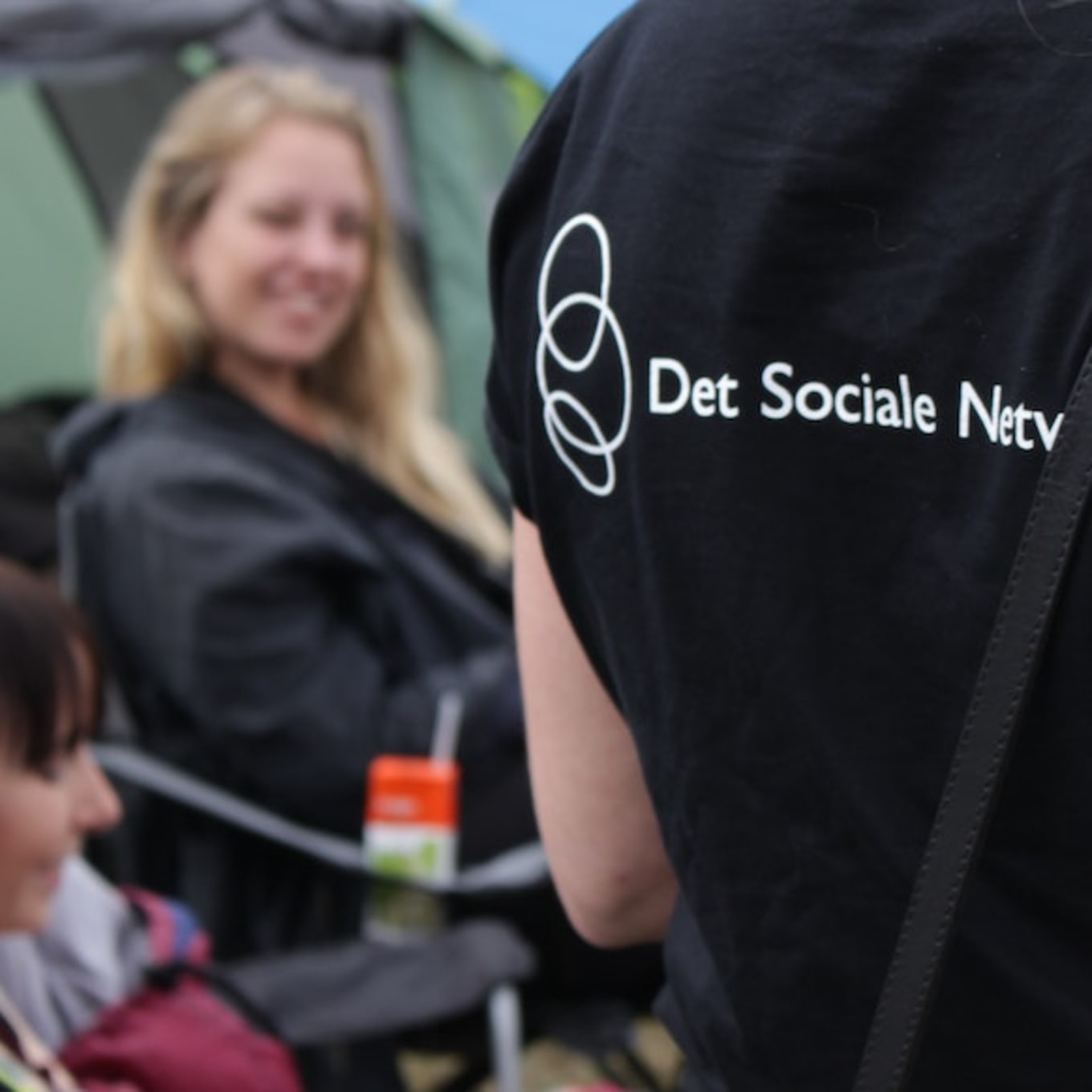 det sociale netvaerk logo paa tshirt