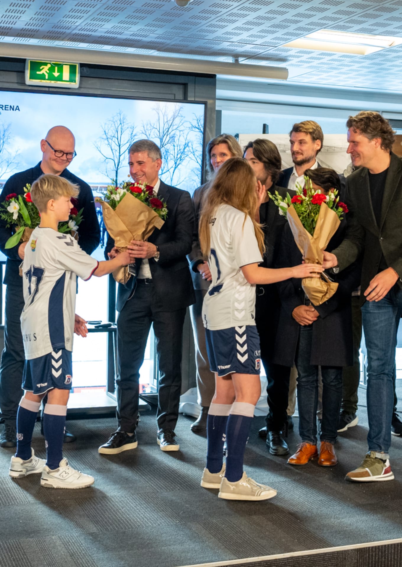 aarhus stadion agf boern uddeler blomster