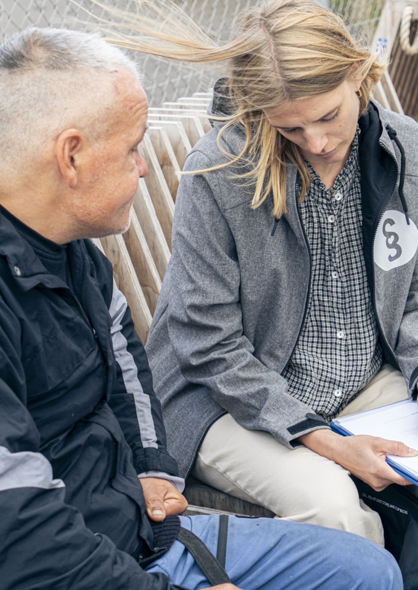Stenbroens Jurister udfylder blanket sammen med hjemloes