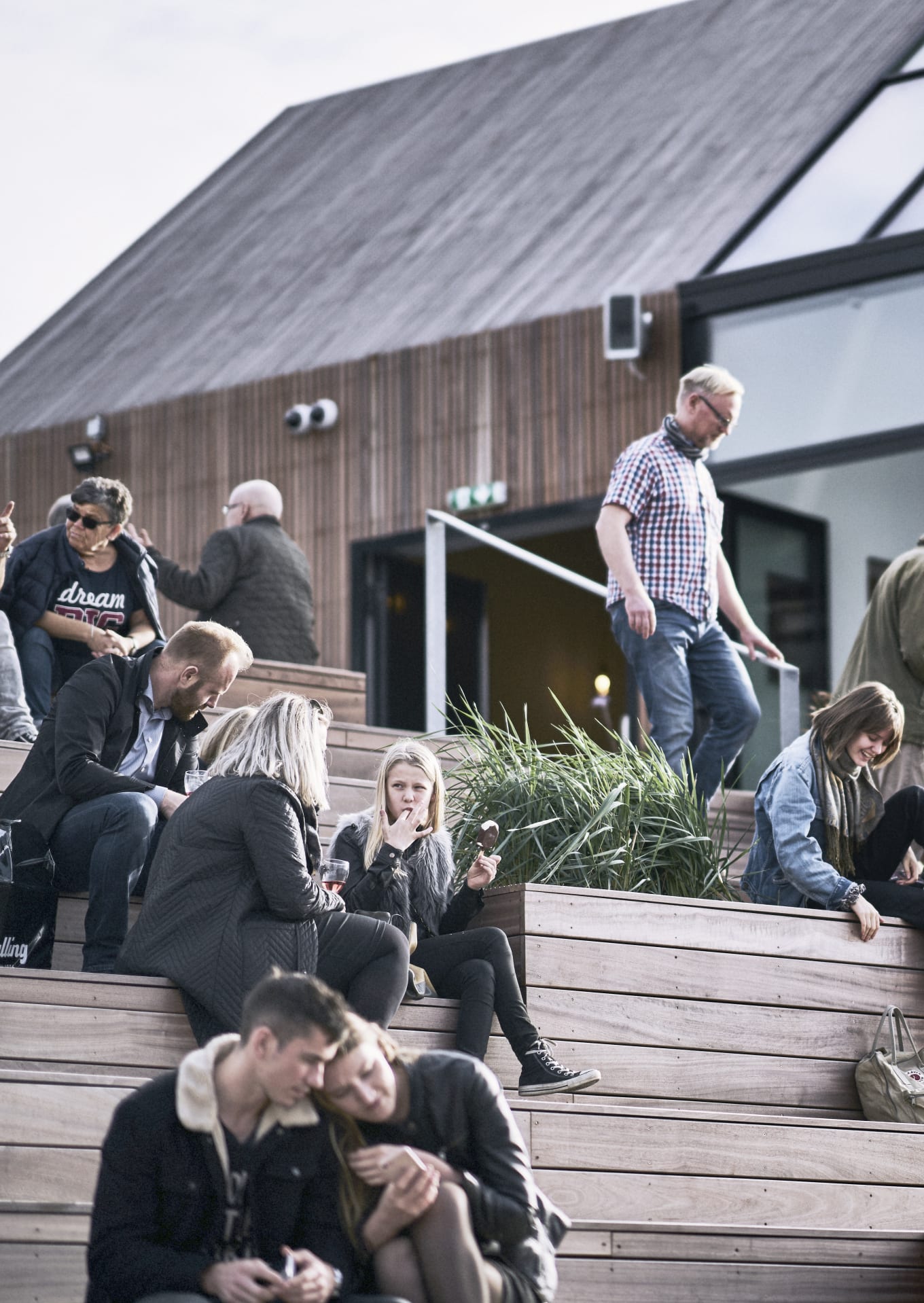 salling rooftop kunder paa trappe i fokus