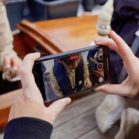 aarhus bibliotekerne klimaambassadoerer_dreng filmes med telefon 