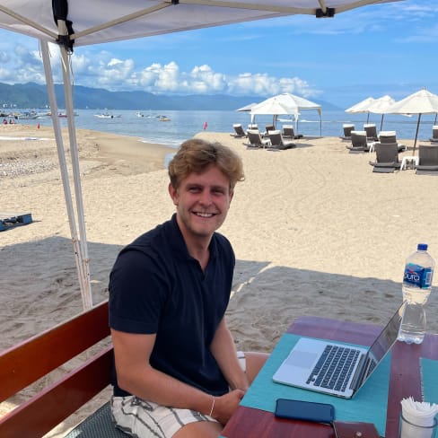 Studerende på studieophold ved strand