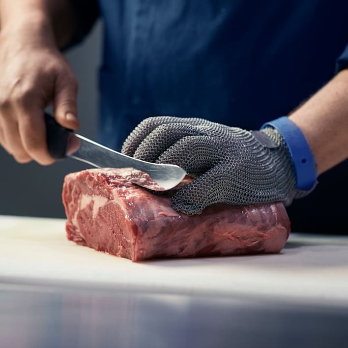 slagter skærer kød