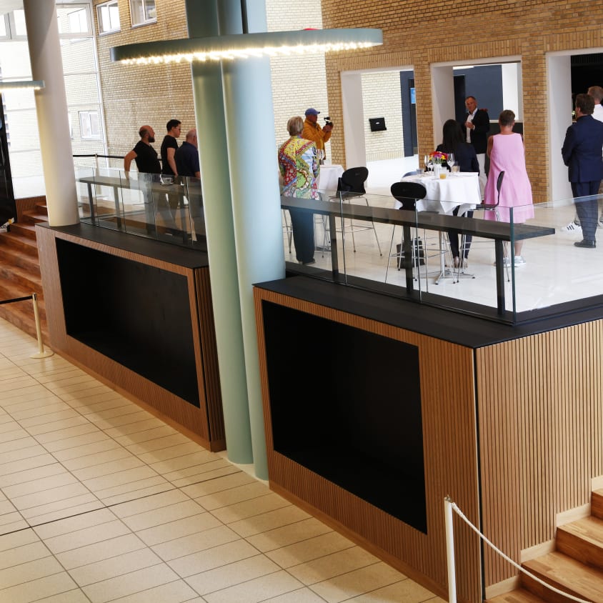 musikhuset aarhus ny nedre foyer med mennesker der skal til koncert