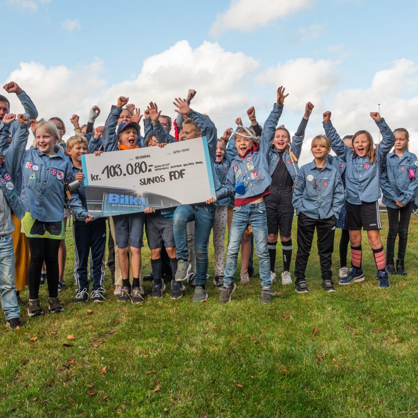 lokal donation Herning alle spejdere jubler med skilt