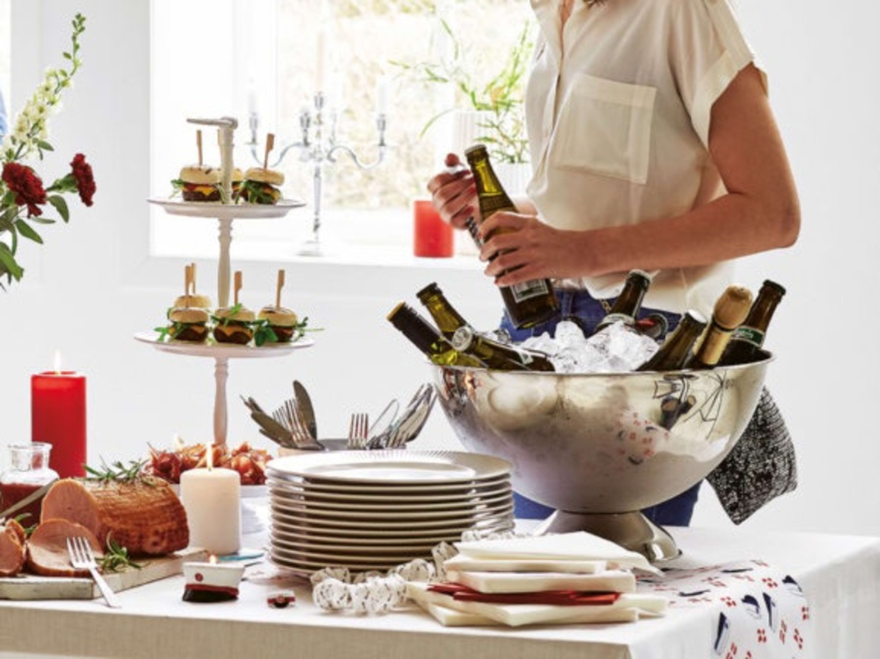 Opstil en buffet med forskelligt slags mad