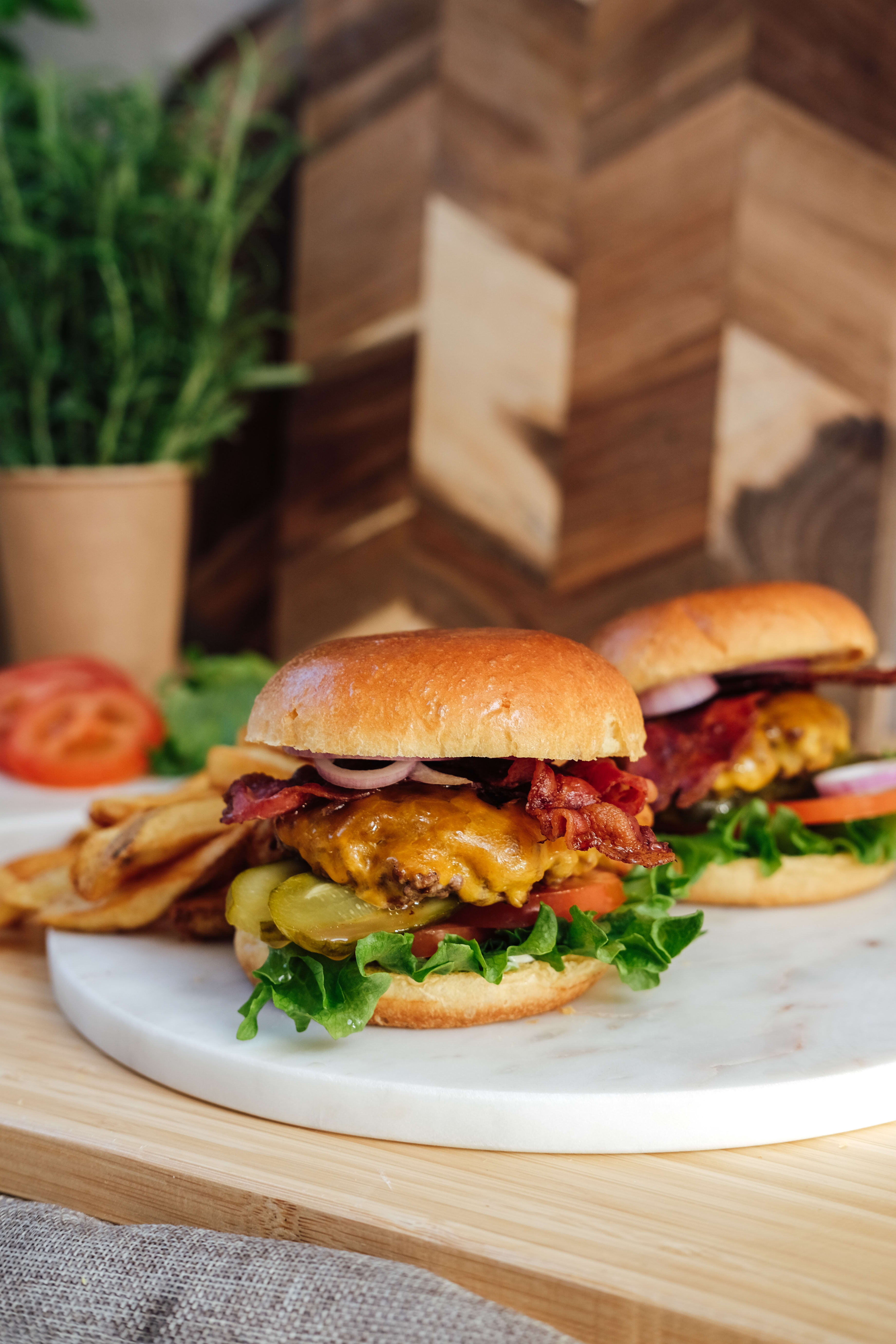 Smash burgers med oksekød, bacon og pickles.
