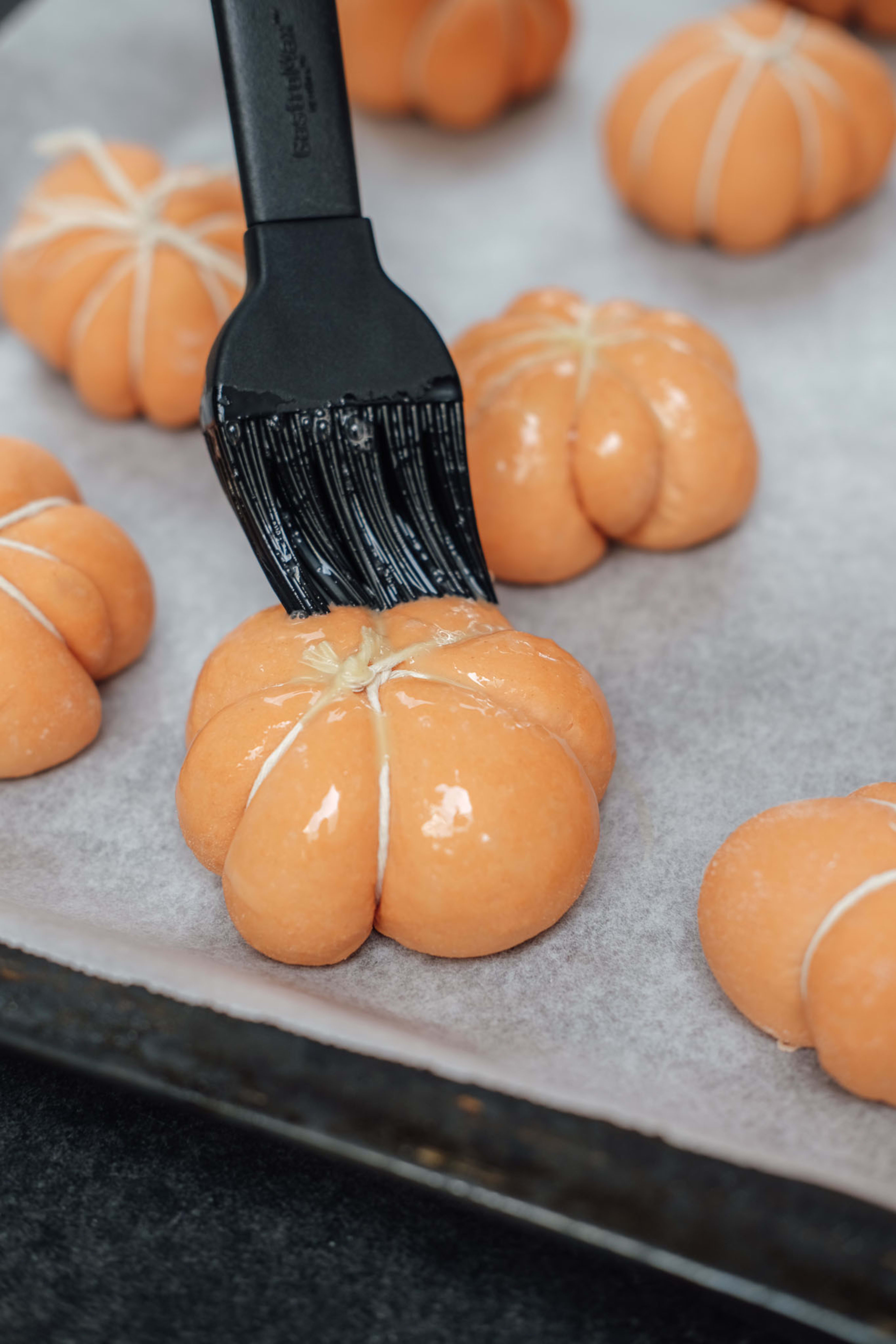 Bag lækre græskarboller til halloween med Bilka
