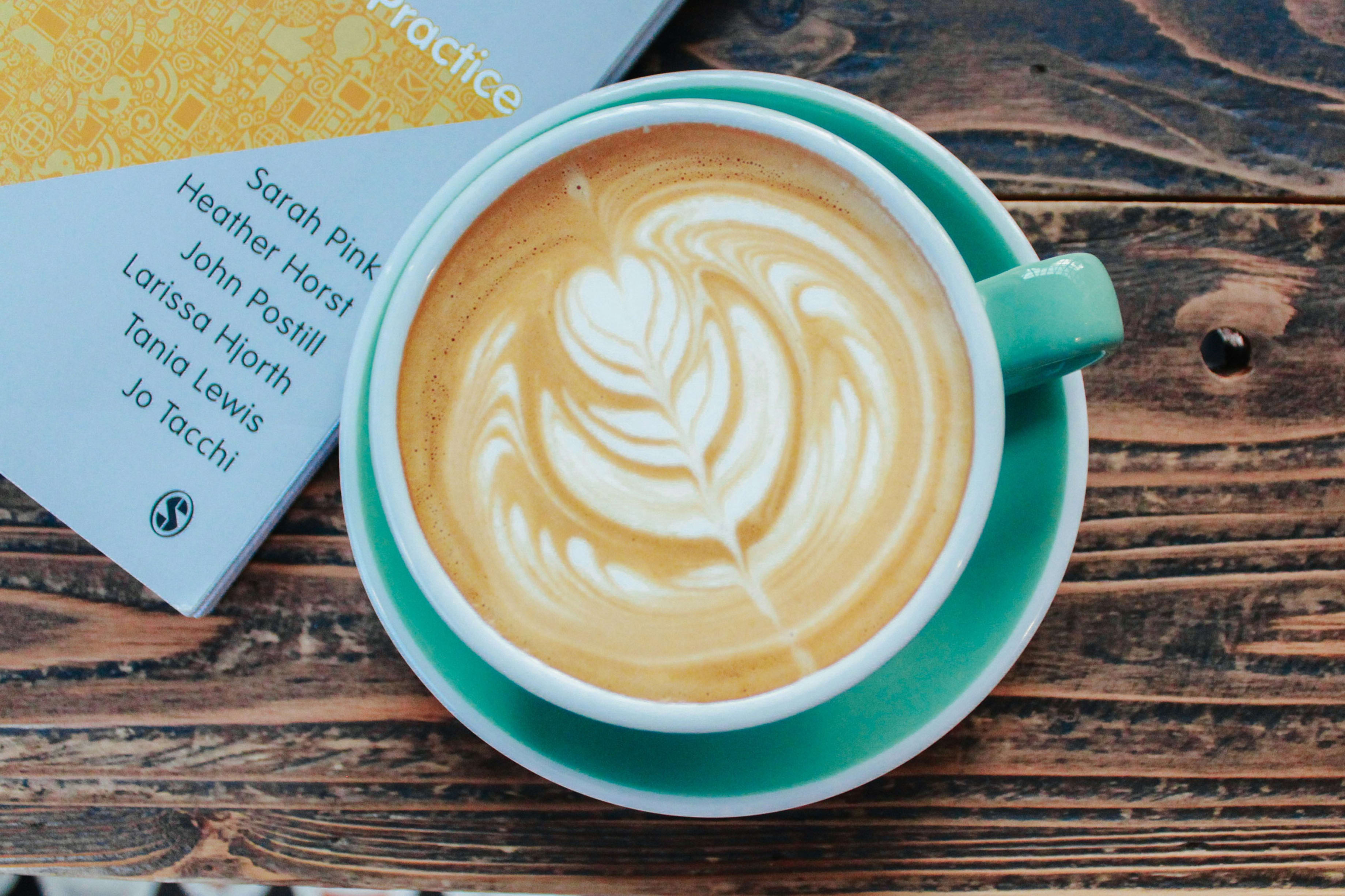 Lær at lave en tulipan med latte art hos Bilka