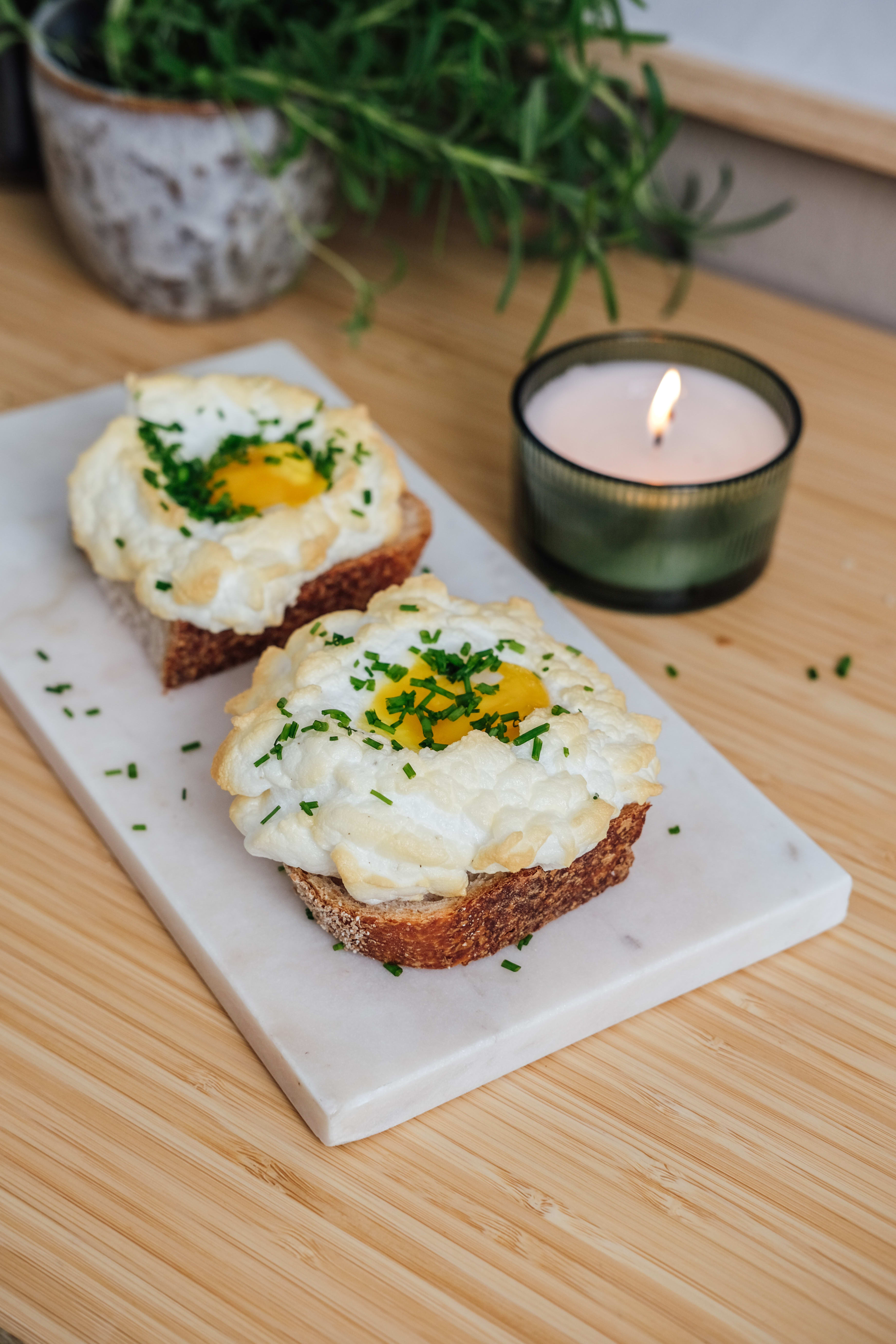 Få opskriften på de populære cloud eggs hos Bilka