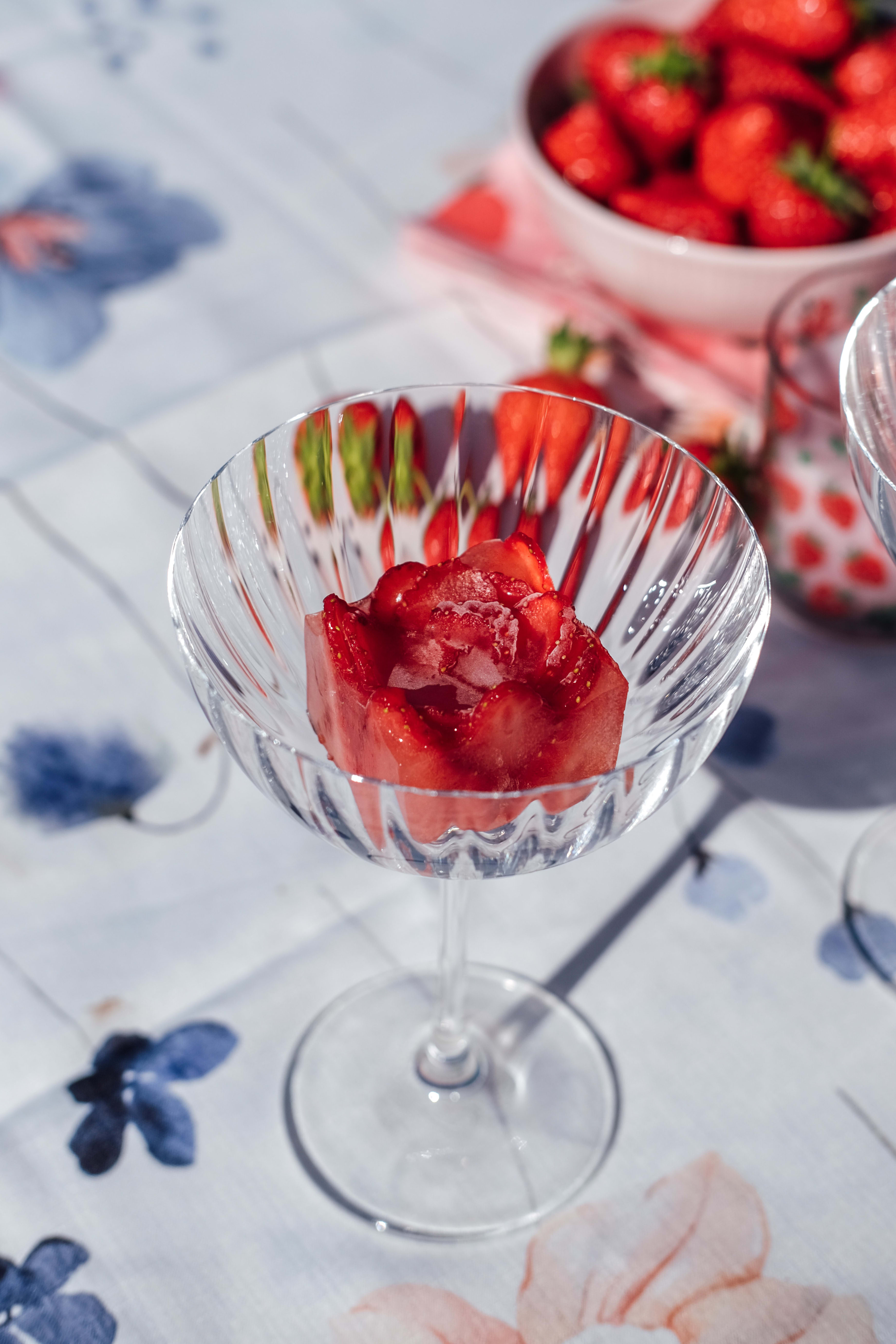 Opskrift på fine jordbærroser som pynt i drinks