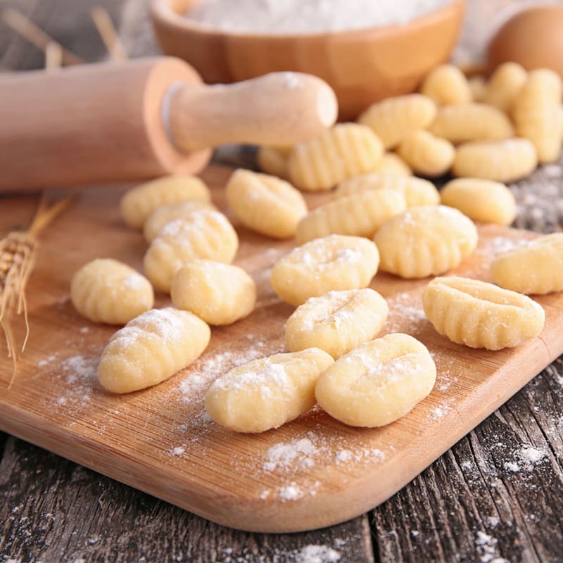 Rå gnocchi på bord