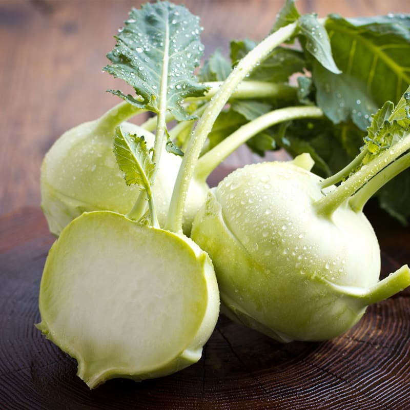 Friske kålrabier på bord