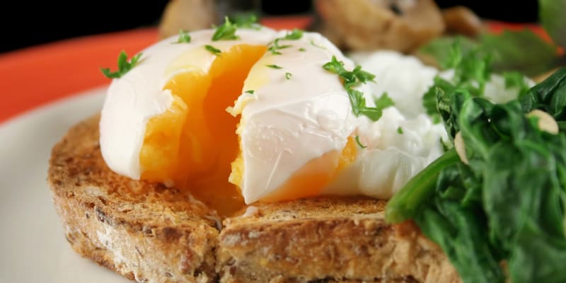 Pocheret æg. Læs hvordan hos BilkaToGo.