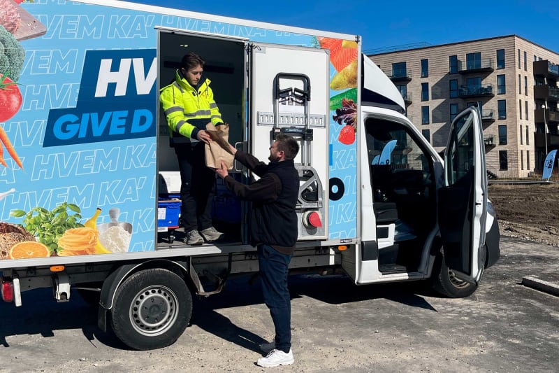 En mand der henter sin ordre i BilkaToGo Pick-Up.