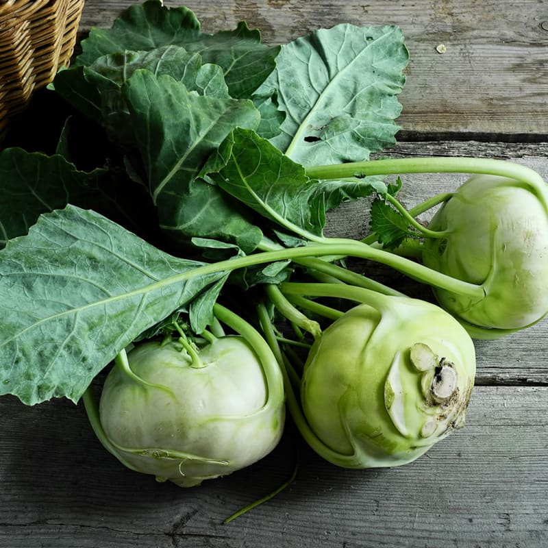 Tre glaskål på bord