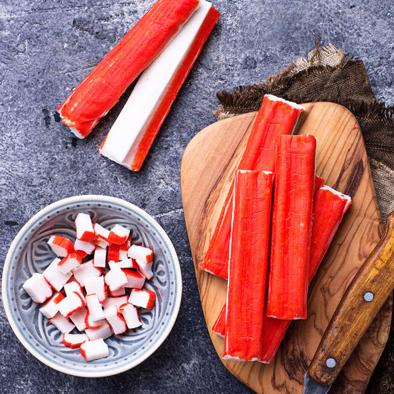 Surimi i skål og på skærebræt