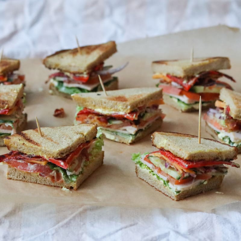 Club Sandwich med kylling, bacon og grøntsager