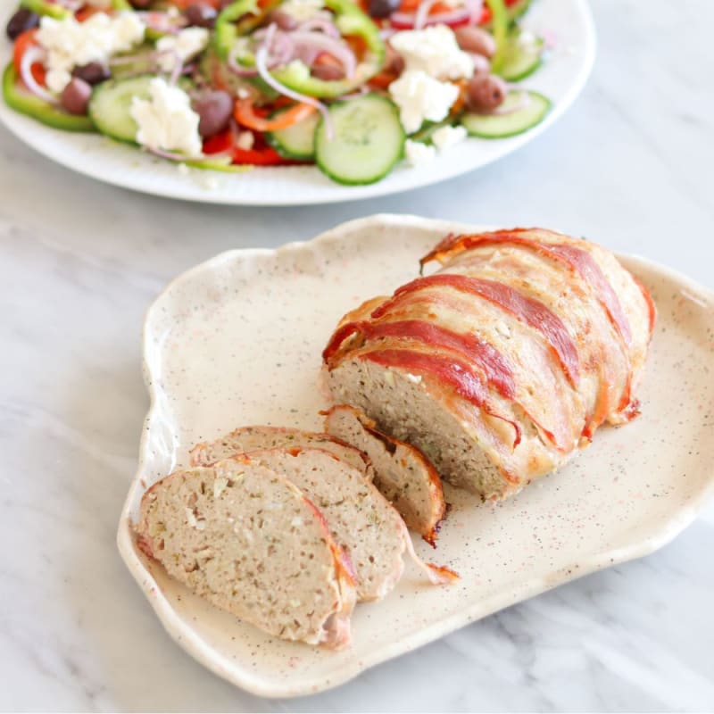 Farsbrød med tilbehør af græsk salat