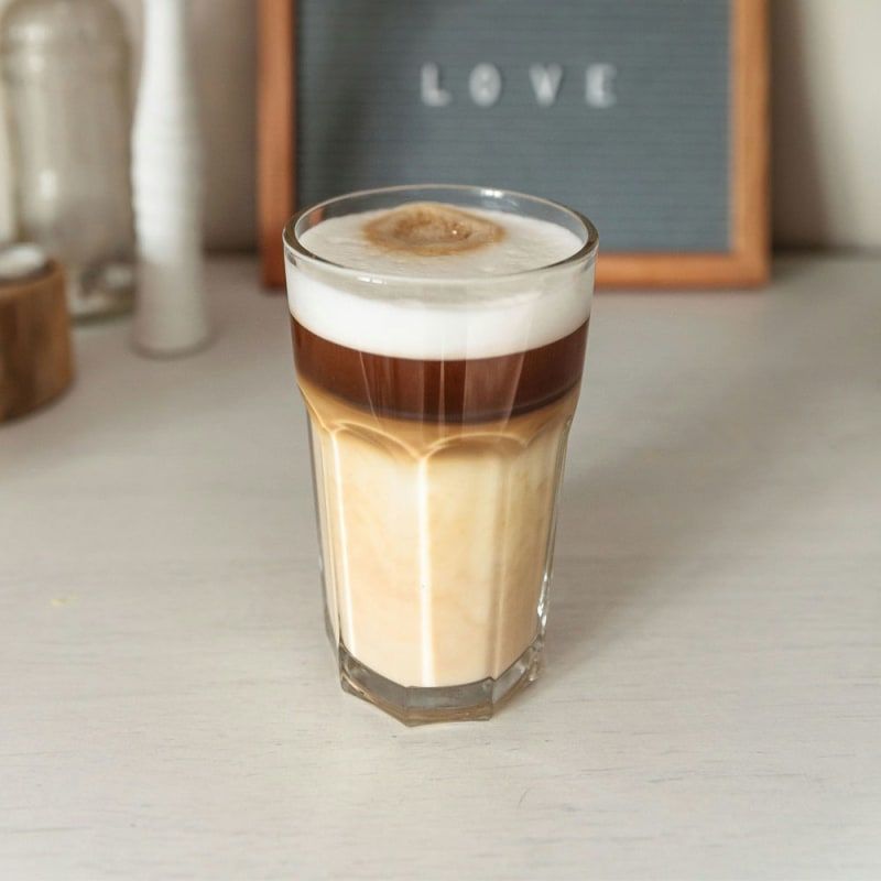 Få viden om latte macchiato i kaffeordbogen hos BilkaToGo