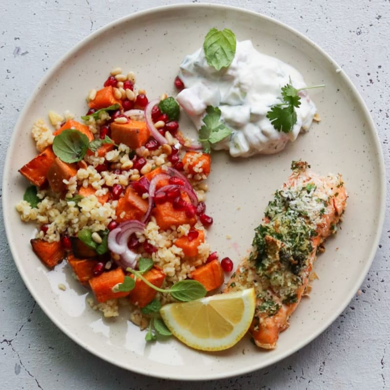 Ovnbagt laks med bulgursalat og dressing