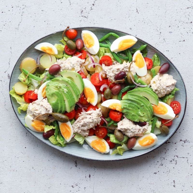 Salat nicoise med tun, grønt, æg og dressing