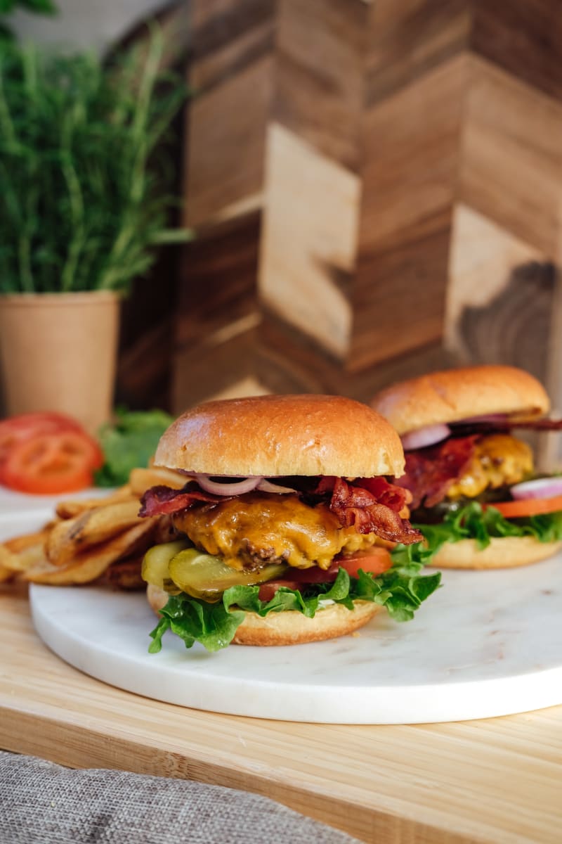 Smash burgers med oksekød, bacon og pickles.