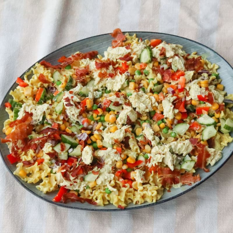 Pastasalat med kylling, bacon og karrydressing