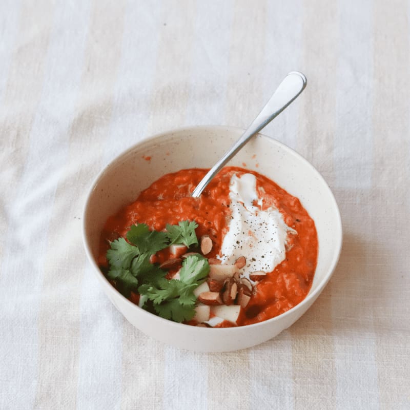 Dahl med creme fraiche, mandler, æble og urter