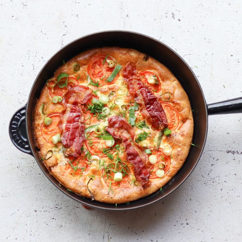 Æggekage med bacon, tomater og urter