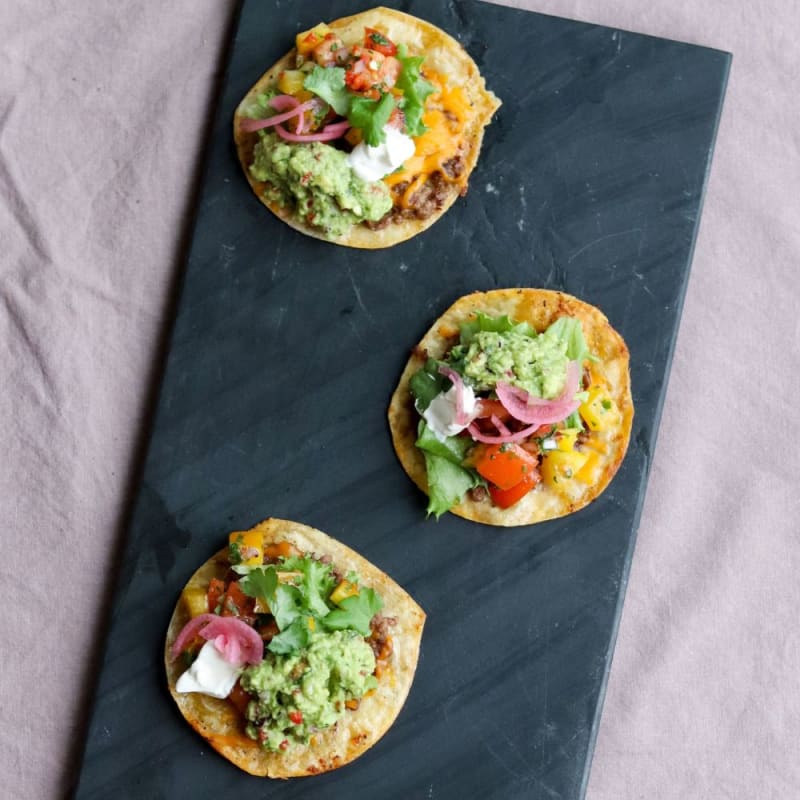 Smashed tacos med oksekød, grønt, guacamole og salsa