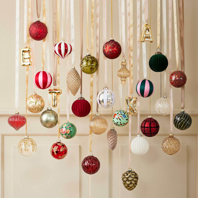 Køb traditionelle og moderne julekugler til juletræet på Bilka.dk.