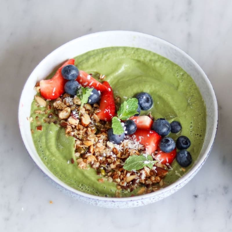 Smoothiebowl med bær, granola og kokos