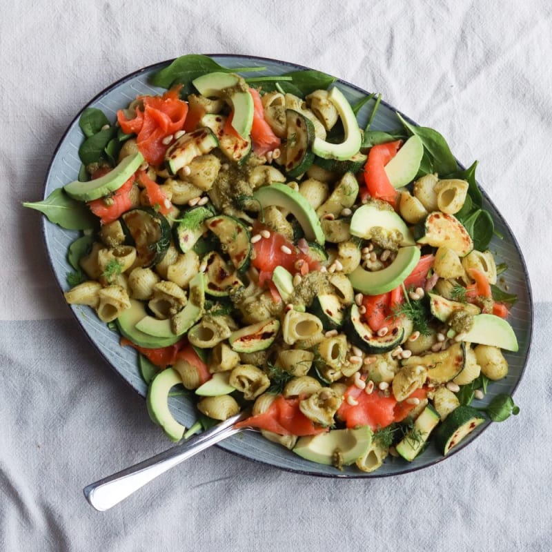 Pastasalat med pesto og laks