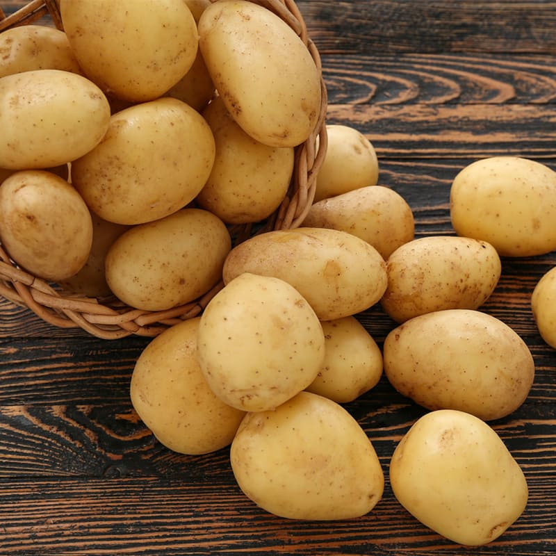 Rå kartofler på bord