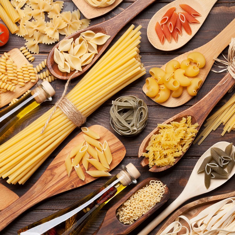 Forskellige typer pasta på bord