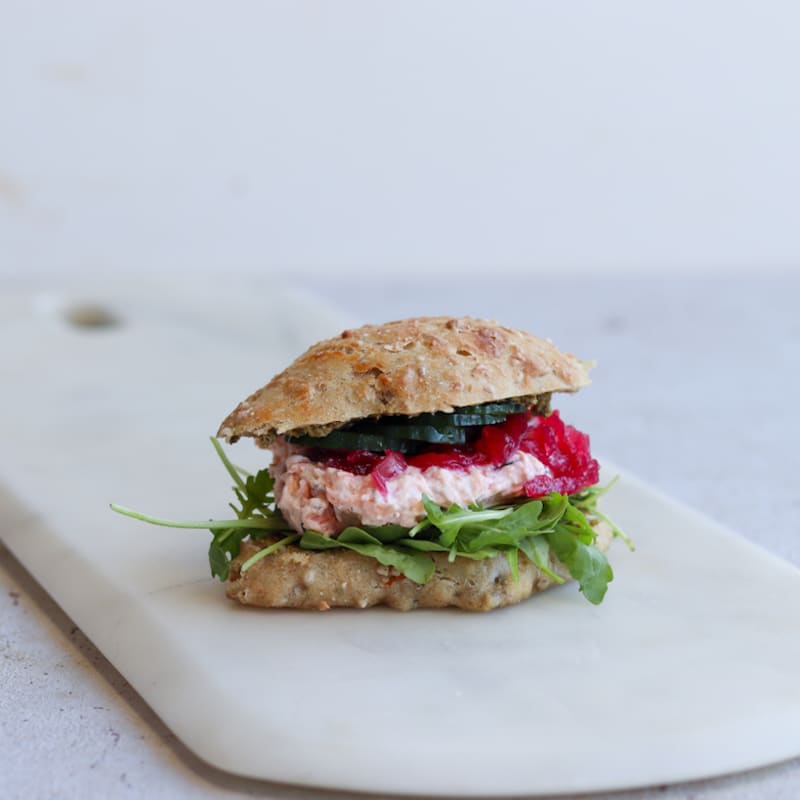 Laksesandwich med salat og syltede rødløg 
