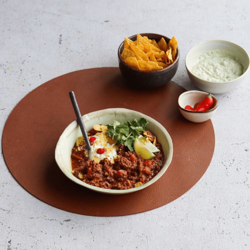 Chili con carne med creme fraiche, nachos, lime og koriander
