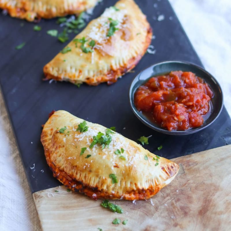 Calzone med skinke, tomatsause, ost og urter