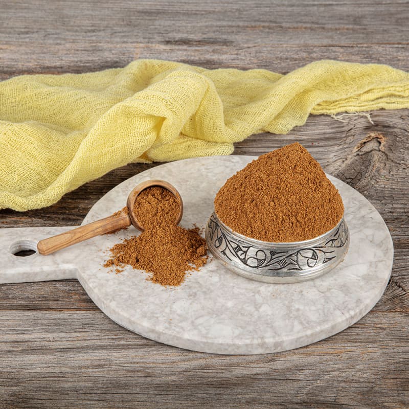 Bukkehorn krydderi. Knust bukkehornspulver i skal og på skærebræt