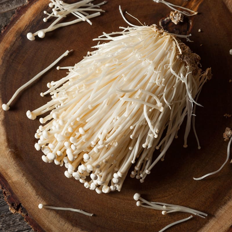 Enoki svampe på bord
