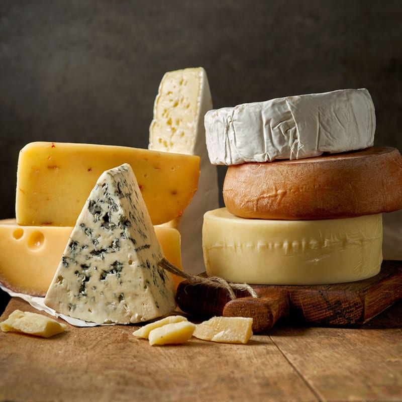 Forskellige slags oste på skærebræt